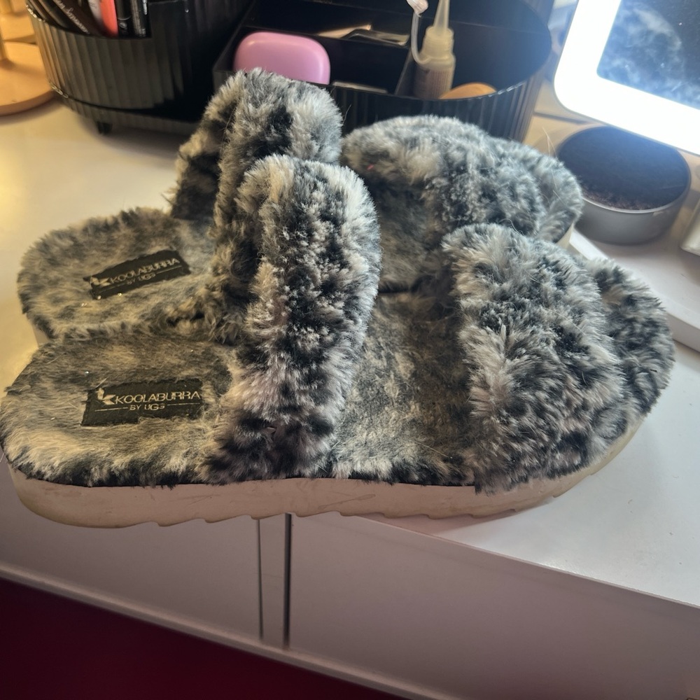 ugg slippers/slides🍒